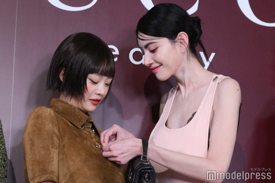 Momen Hanni NewJeans Mode Bayi saat Diurus Davika Hoorne Curi Perhatian