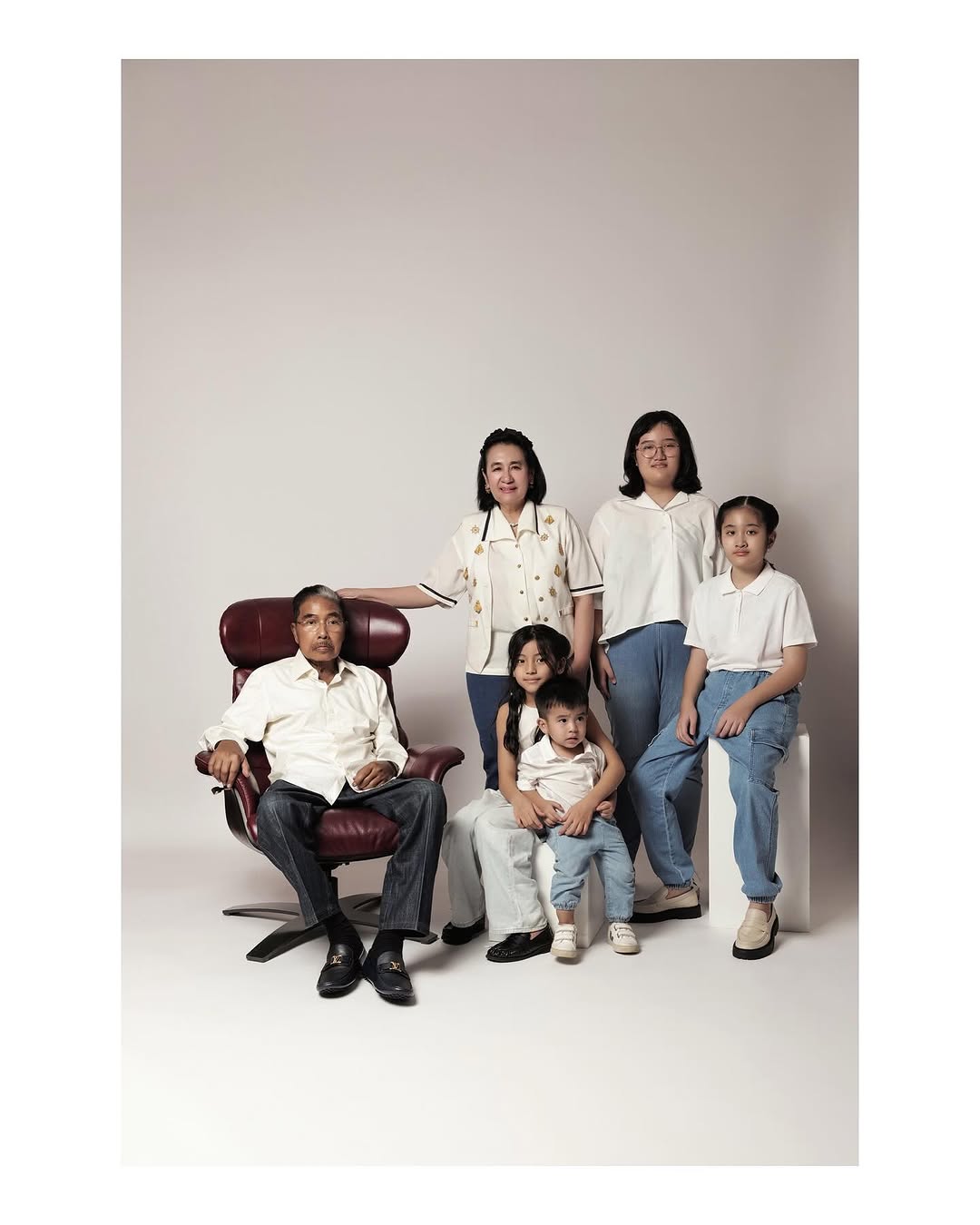 Hotma Sitompul foto bareng keluarga (Instagram @hotmasitompoelofficial)