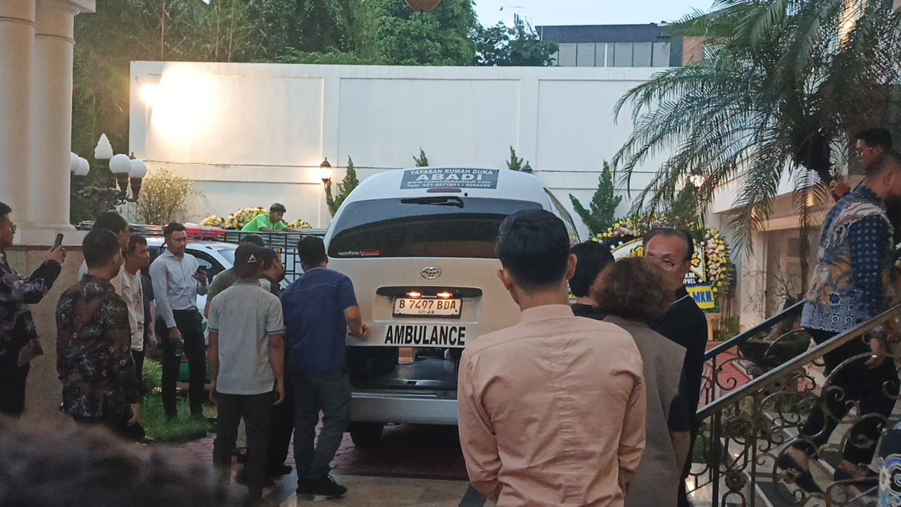 Jenazah Hotma Sitompul tiba di rumah duka di Jalan Antasari, Jakarta Selatan, Rabu (16/4/2025). (Selvianus Kopong Basar / FTNews.co.id)