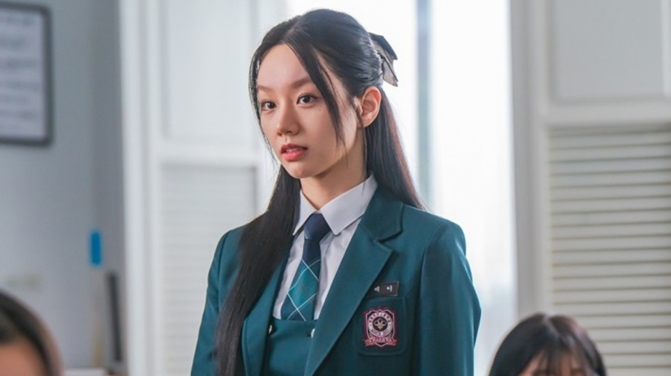 Visual Hyeri saat Jadi Anak SMA di Usia 30-an Curi Perhatian