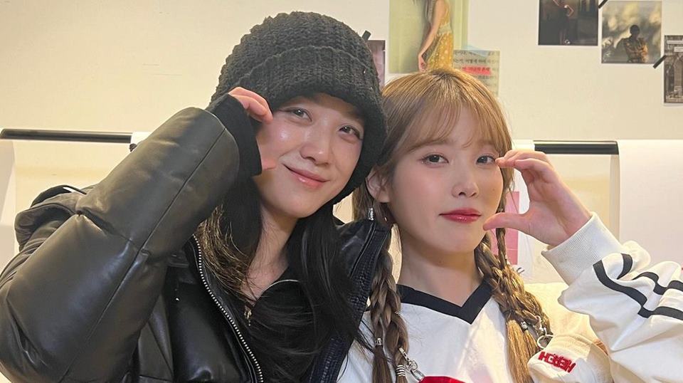 IU Langsung Jatuh Cinta usai Diberi Hadiah Tang Wei Hal Favoritnya