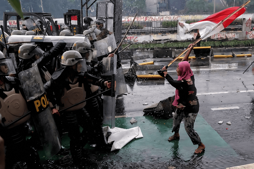 Viral Ibu Jilbab Pink Lawan Brimob Disebut 'Ras Terkuat' Anaknya Sempat Nyariin Udah Malam Belum Pulang