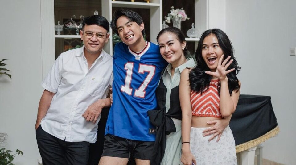 Kriteria Calon Menantu Iis Dahlia, Salshadilla Juwita dan Devano Danendra Wajib Tahu!