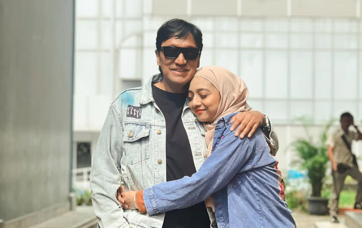 Momen Ikang Fawzi Peluk Putrinya Chiki Fawzi yang Jadi Relawan Palestina Banjir Doa