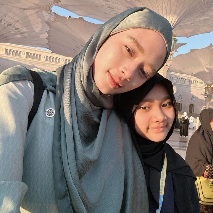 Inara Rusli Ajak 3 Anak Umrah, Intip 4 Momen Menarik Mereka