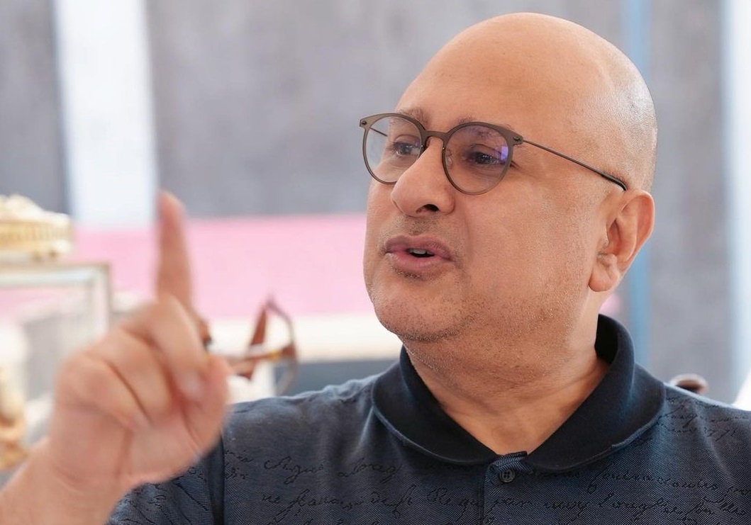 Bikin Bangga, Irwan Mussry Kalungkan Medali ke Pembalap MotoGP Mandalika