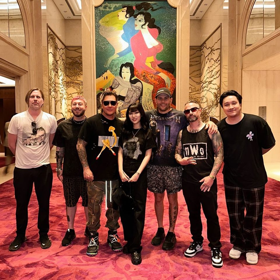 Fans Sejak SMP, Isyana Sarasvati Pamer Nongki Bareng Avenged Sevenfold