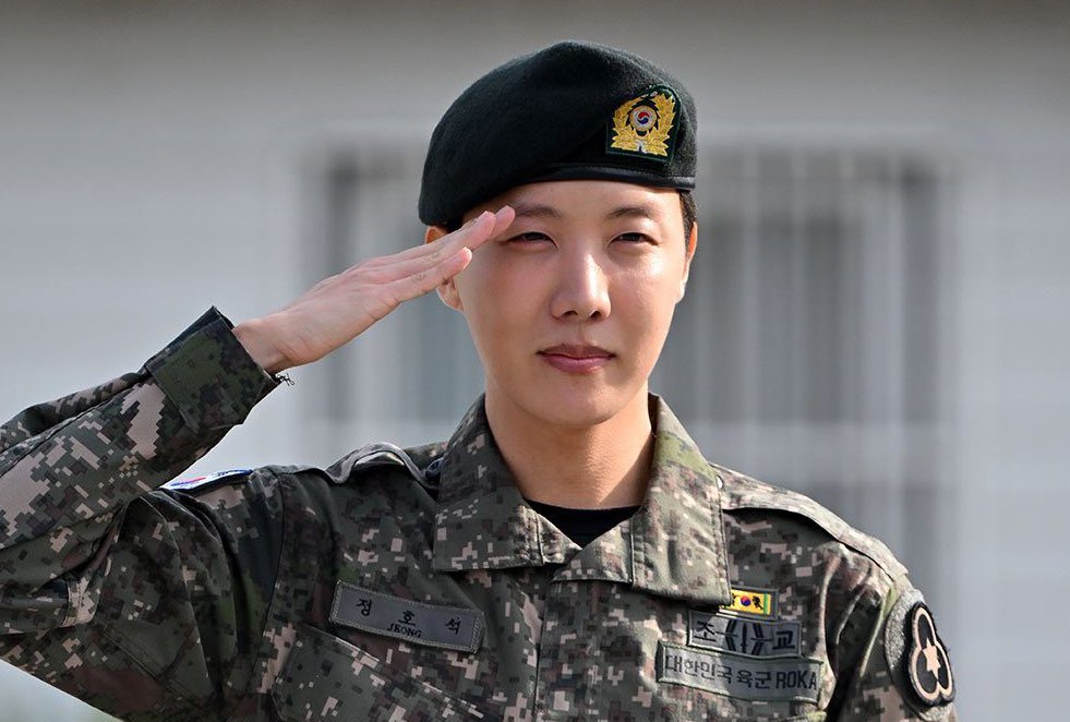 J-Hope BTS Resmi Selesaikan Wamil, Jin Pegangi Mikrofon Wartawan Saat Interview