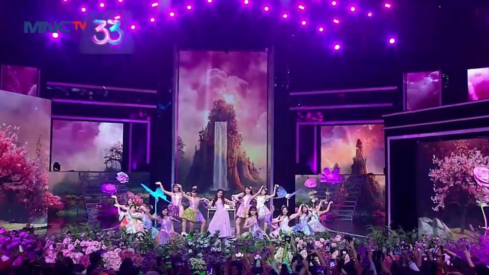 Nggak Nyangka, Ayu Ting Ting Tampil Centil Bersama JKT48 Bak Peri