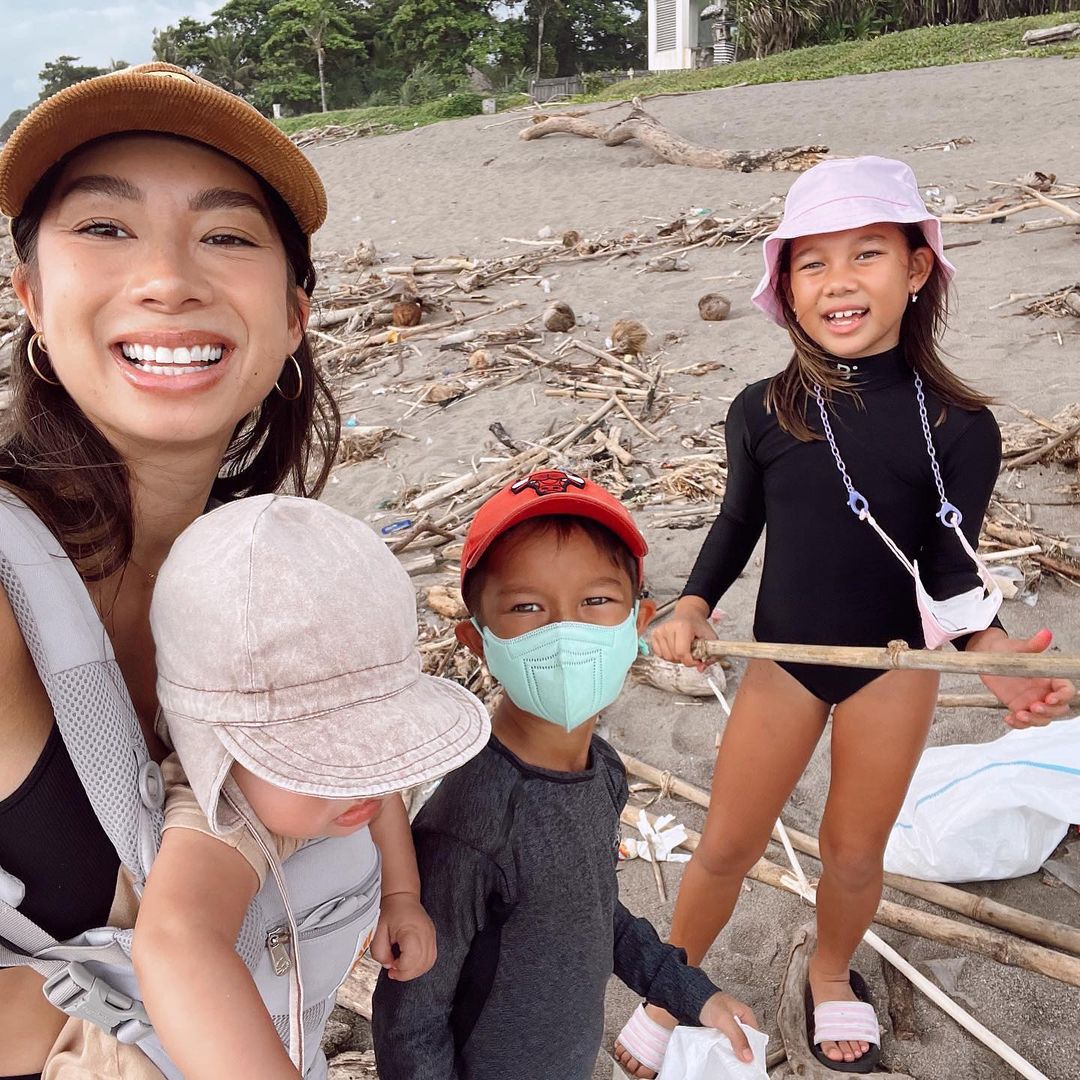 Jennifer Bachdim Tangisi Anak Keduanya Berangkat Sekolah Bola Sendirian ke Belanda