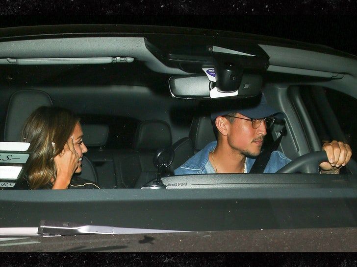 Wajah Danny Ramirez Disorot usai Cium Jessica Alba di LA Konfirmasi Asmara Mereka