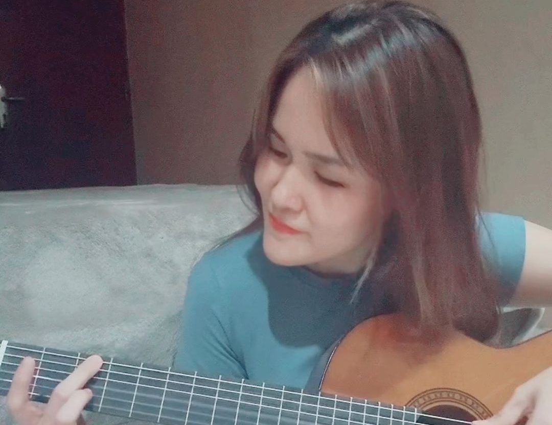 Jessica Wongso Pamer Skill Gitar di TikTok, Centang Birunya Disorot