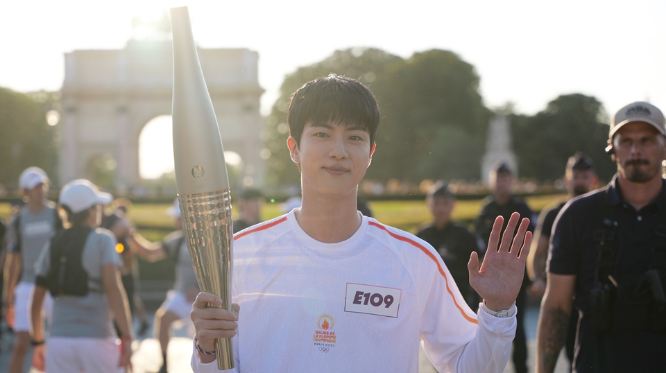 Jin BTS Merasa Terhormat Terpilih Jadi Pembawa Obor Olimpiade Paris 2024