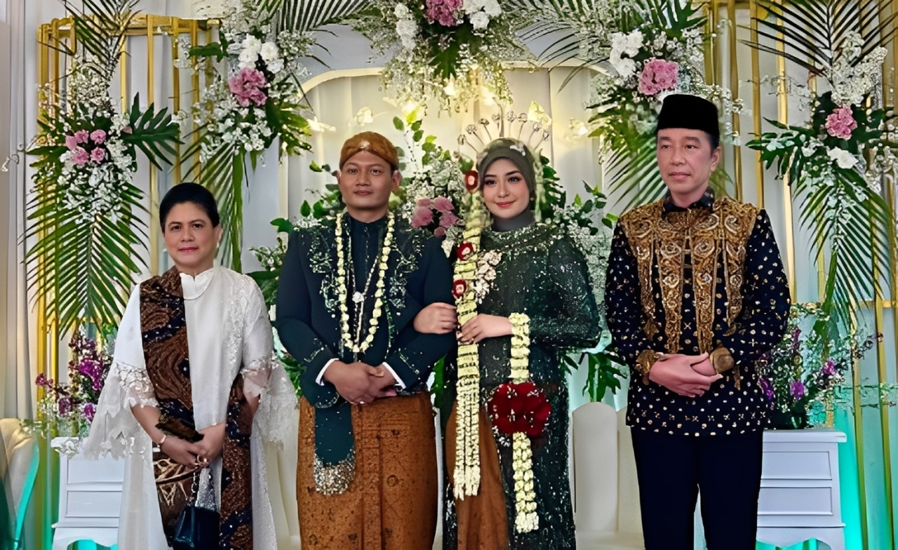 Tak Lagi Jadi Presiden, Jokowi Boyong Iriana Kondangan ke Pernikahan Saudara, Suasana Mendadak Riuh