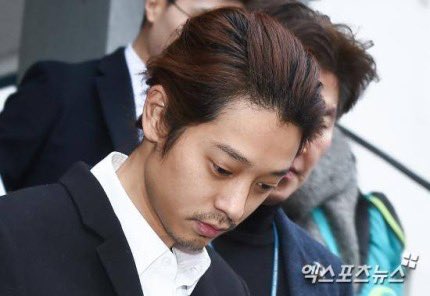 Iyuh, Jung Joon Young Kembali Beredar di Kelab Malam, Nari Cium Goda Wanita Cantik