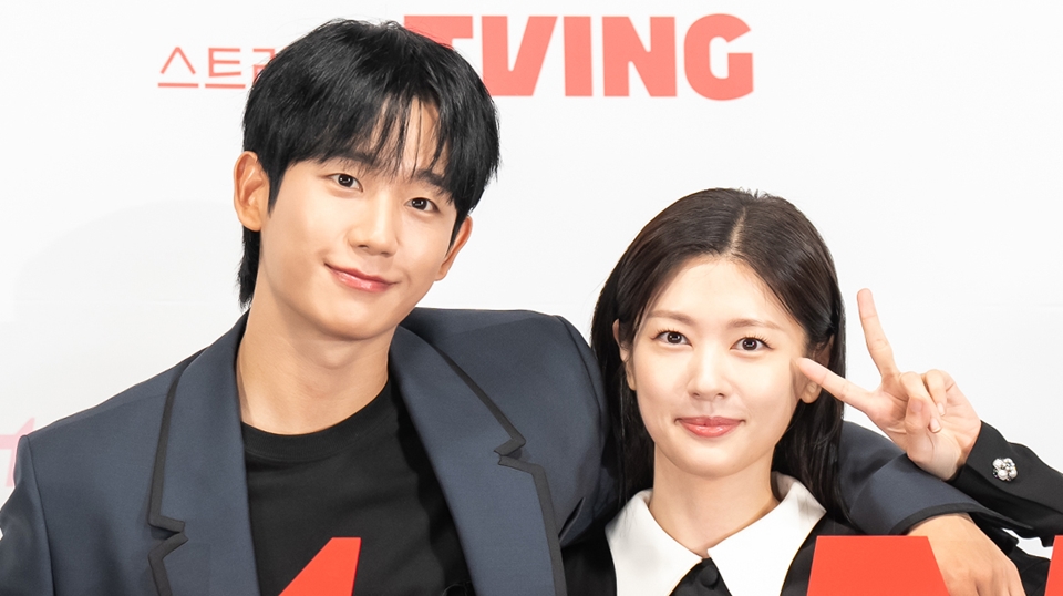 Vibe Romcom Terlalu Kuat, Jung Hae In dan Jung So Min Uwu Abis di Preskon 'Love Next Door'