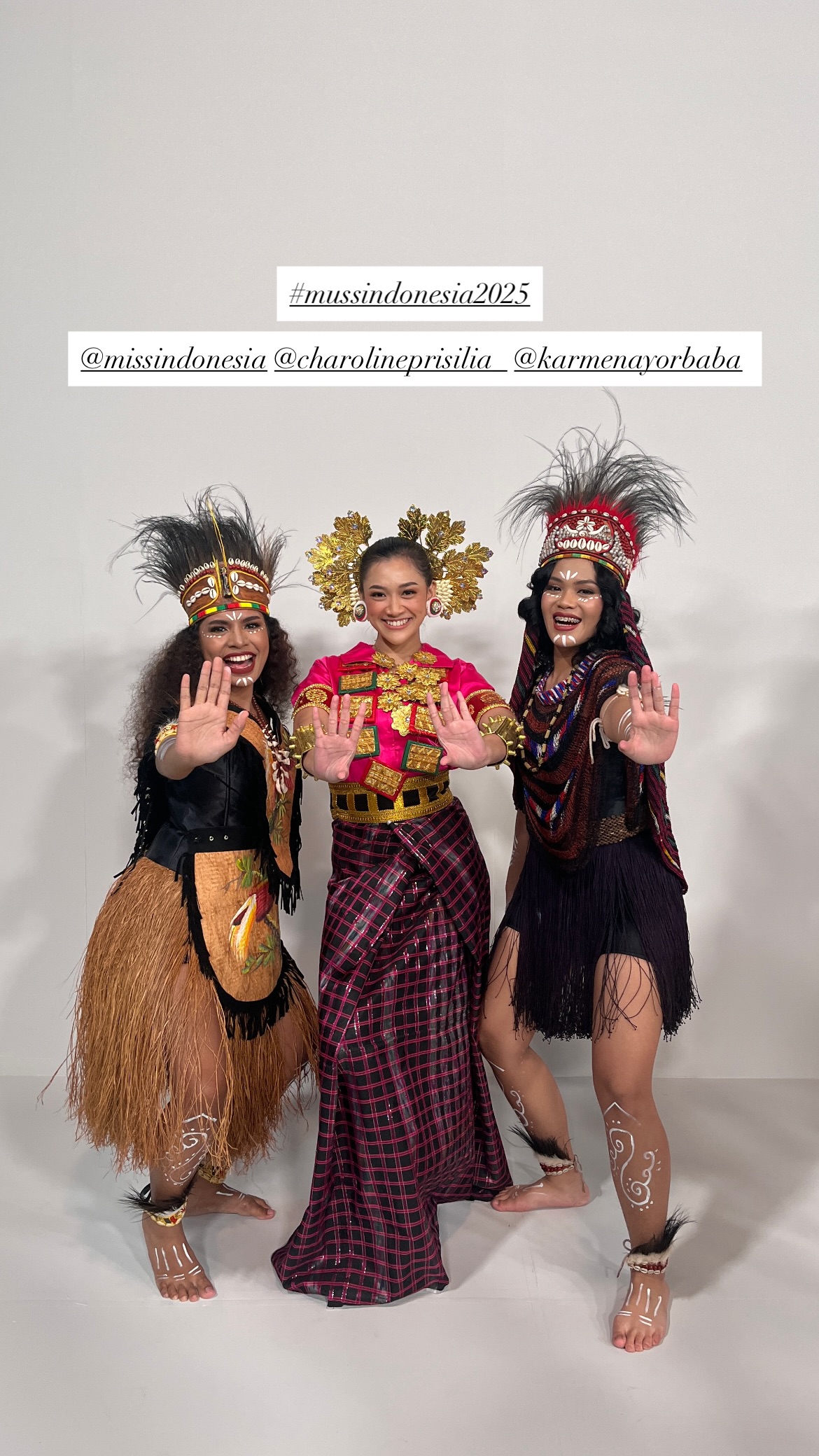 Karmen (paling kanan) bersama finalis Miss Indonesia lainnya