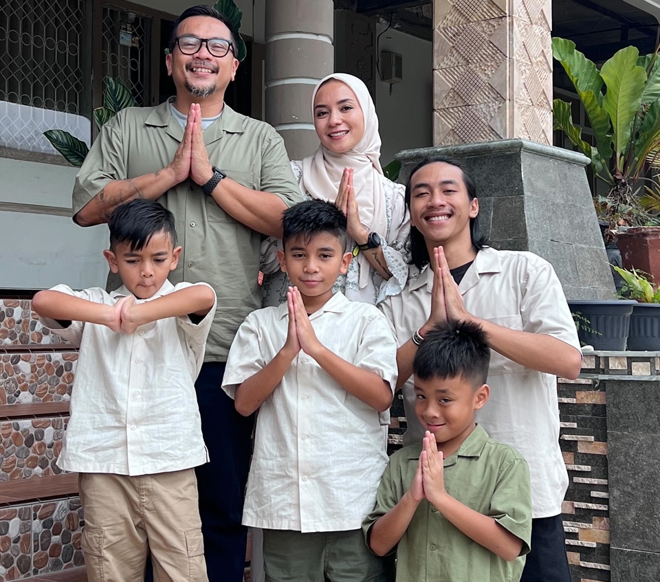 Khawatirkan Adab, Enno Lerian Gak Izinkan Anak-Anak Pakai HP