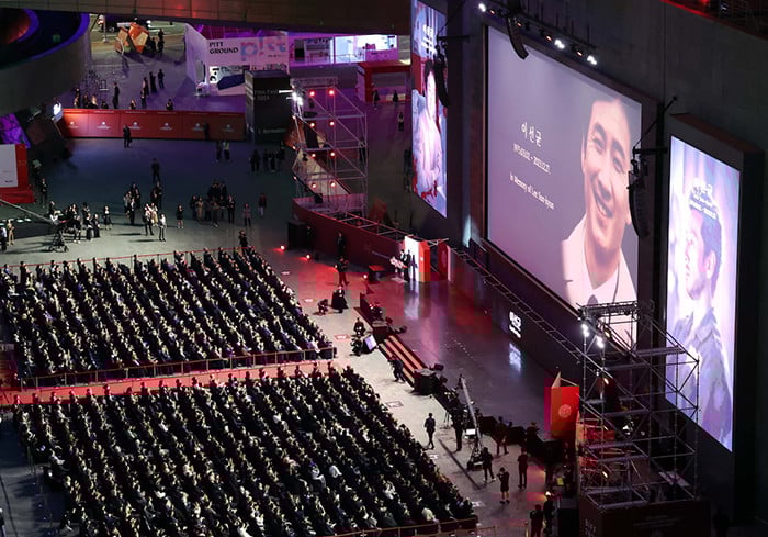 Lee Sun Kyun Dapat Penghargaan Khusus di BIFF, Netizen Kritik Terlalu Mendewakan