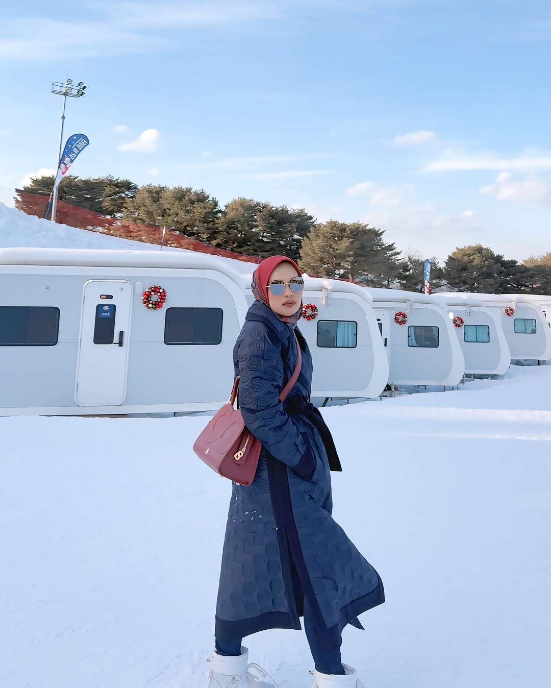 Linda Anggrea pose saat liburan musim salju di Korea Selatan. [Instagram]