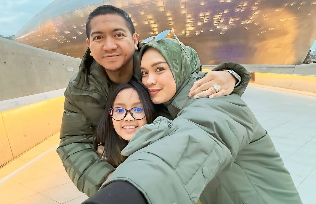Linda Anggrea bersama suami dan anak saat berlibur di luar negeri. [Instagram] 