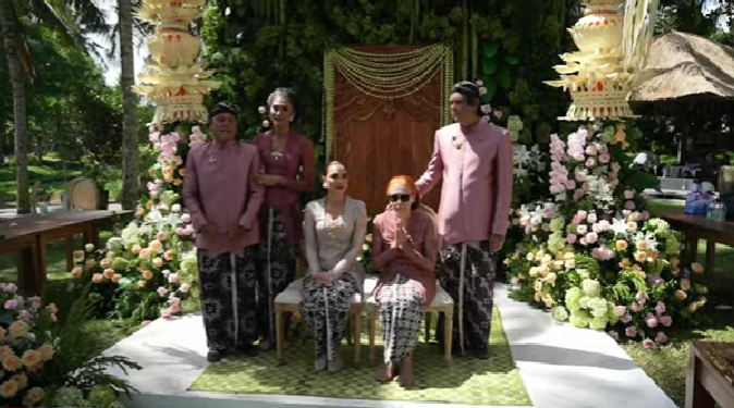 Luna Maya jalani siraman jelang menikah dengan Maxime Bouttier, Rabu (6/5/2025). [YouTube]