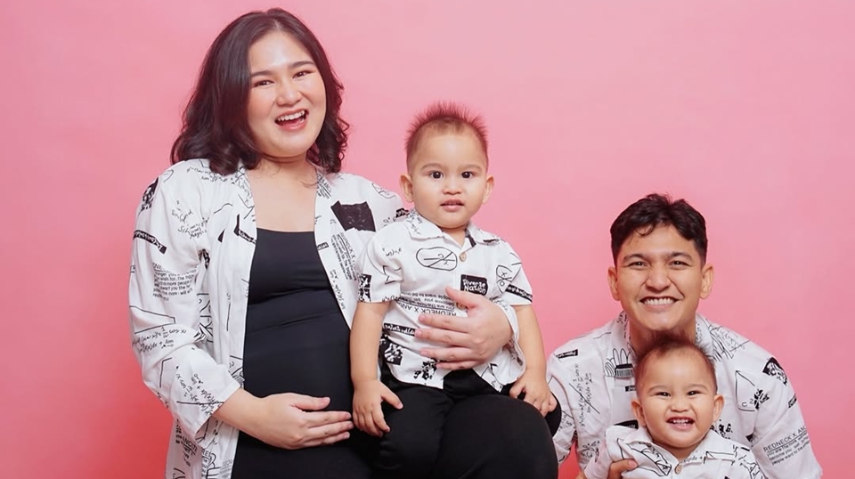 Potret Masayu Clara Bersama Keluarga kecilnya. 