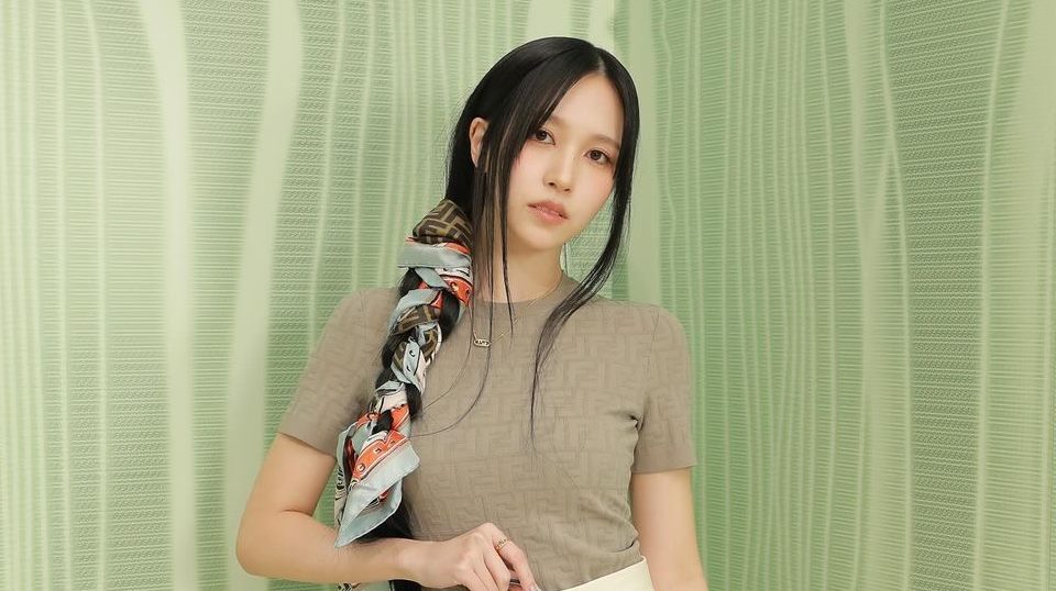 Mina TWICE Taklukkan Gaya Visible Underwear Auto Bikin Syok