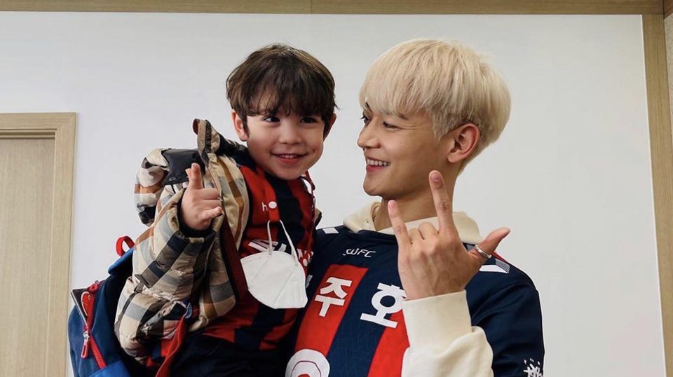 Minho SHINee Jadi Idaman Cewek Korea Gegara Nonton Sepak Bola Bareng Gunhoo