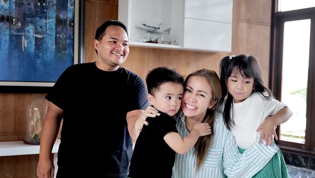 Suami Momo Geisha Hadiahi Anak Lapangan Sepak Bola, Ini 3 Sumber Kekayaannya
