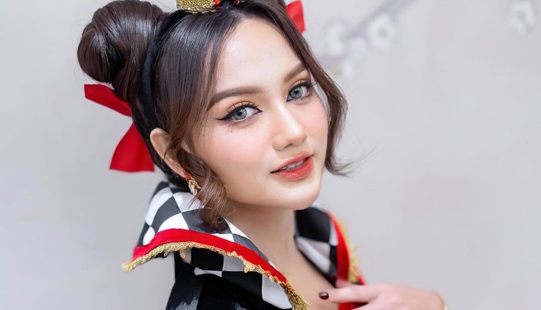 Selebgram Nanda Arsyinta Kenakan Sendal Wanita Hermes Rp 14,2 Juta