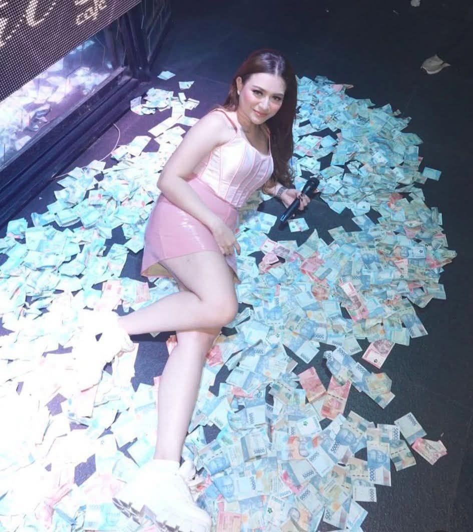Nathalie Holscher disawer ratusan juta saat tampil di Sidrap. [Instagram] 