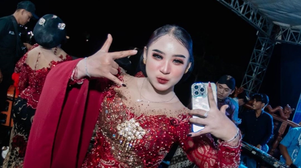 Adab Niken Salindry Kala Borong Es Teh saat Sedang Manggung Viral