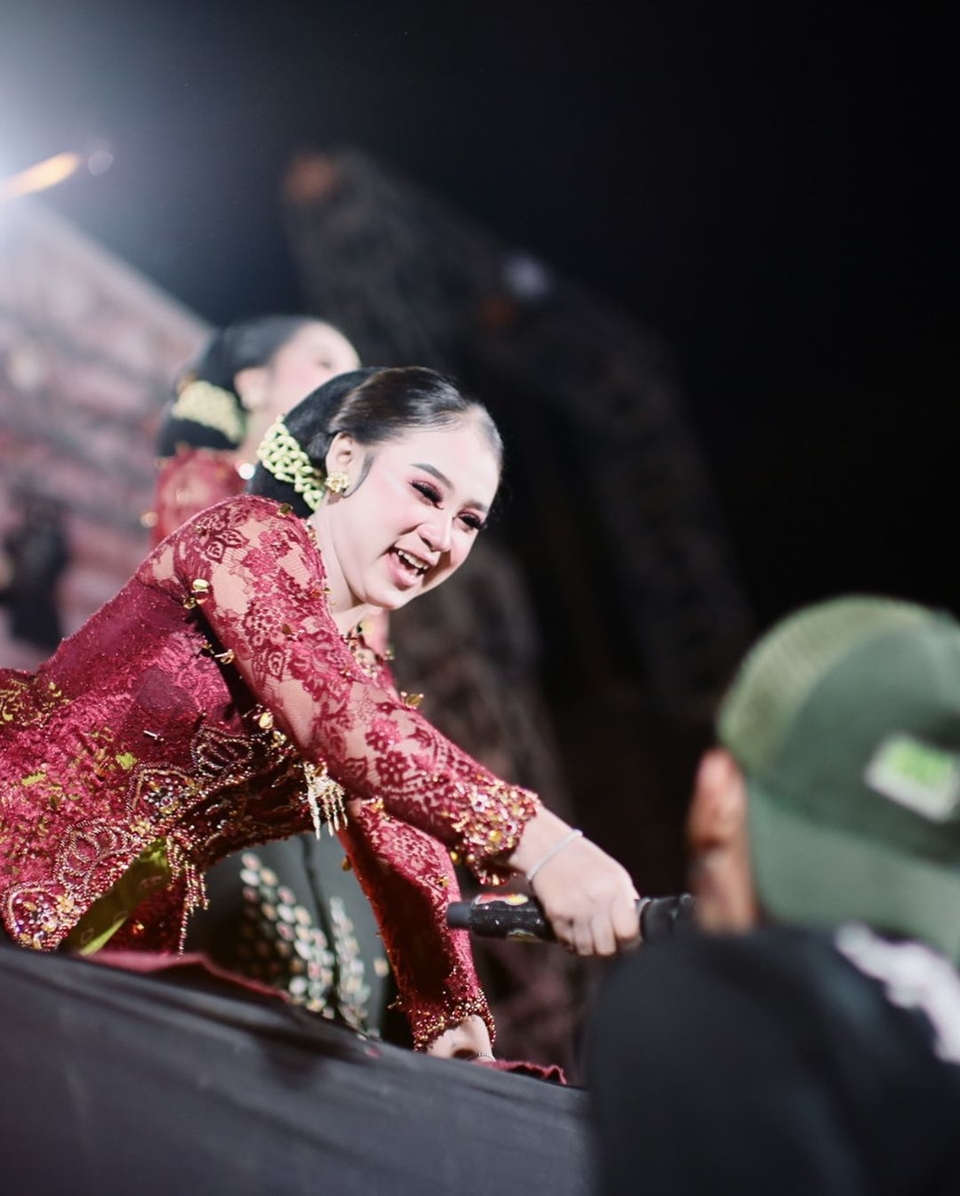 Adab Niken Salindry Kala Borong Es Teh saat Sedang Manggung Viral