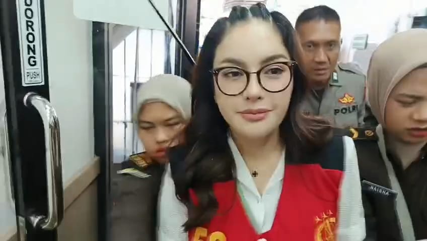 Jaksa Bicara, Nikita Mirzani Justru Asyik Lakukan Gerakan Ini di Sidang Dugaan Pemerasan, Sampai Kena Tegur!