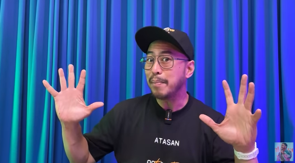Pandji Pragiwaksono memberikan review 'Sore' [YouTube]