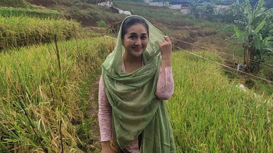 Kecantikan Paramitha Rusady di Usia 50-an Ramai Dibandingkan dengan Desi Ratnasari