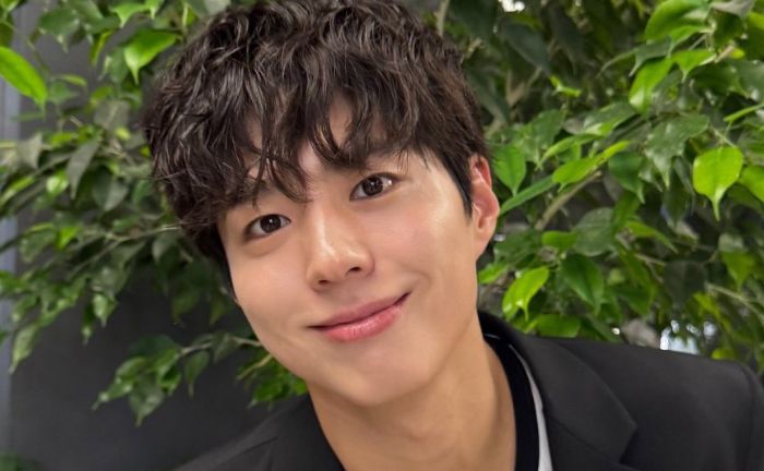 Tak Terima Hadiah, Adab Park Bo Gum Tolak Buket dari Fans Bikin Meleleh