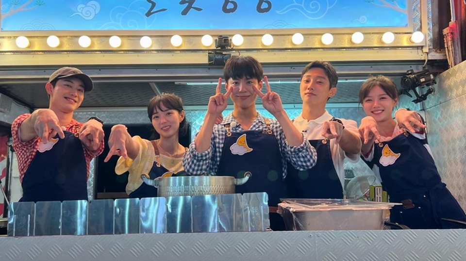 Park Bo Gum dan Kim Yoo Jung Reuni dengan Para Pemain 'Love in the Moonlight'