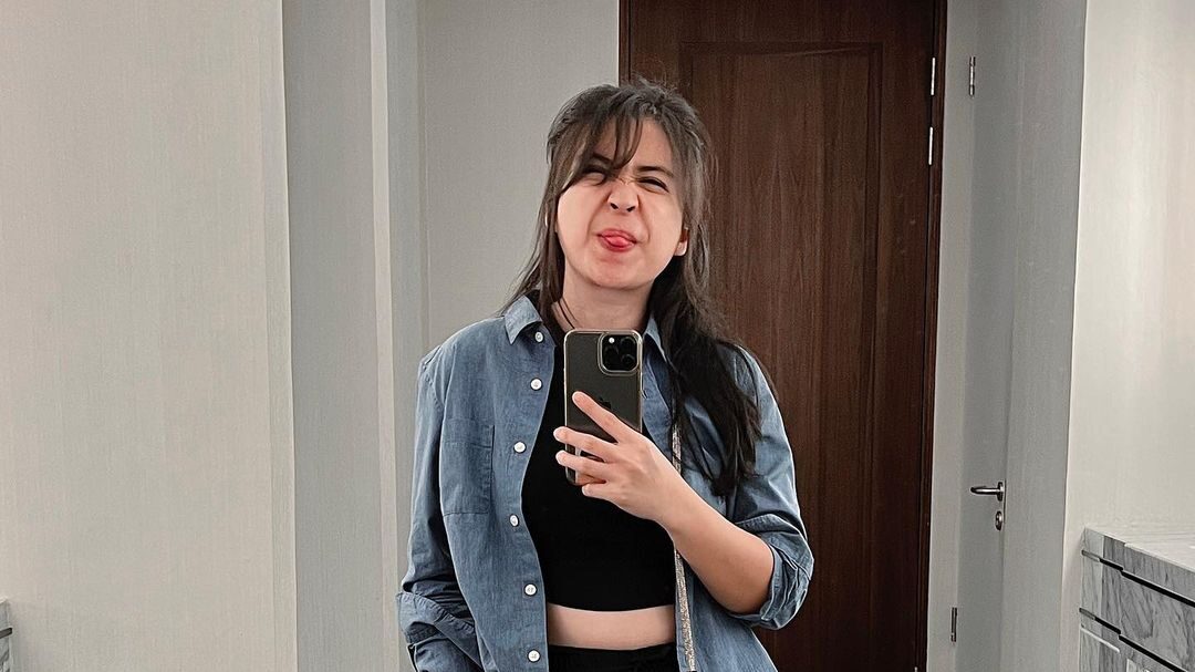 Usaha Putri Titian Renang Bareng Anak Ingatkan ke Sinetron Dunia Sisi, Netizen: Jungkir balik beneran