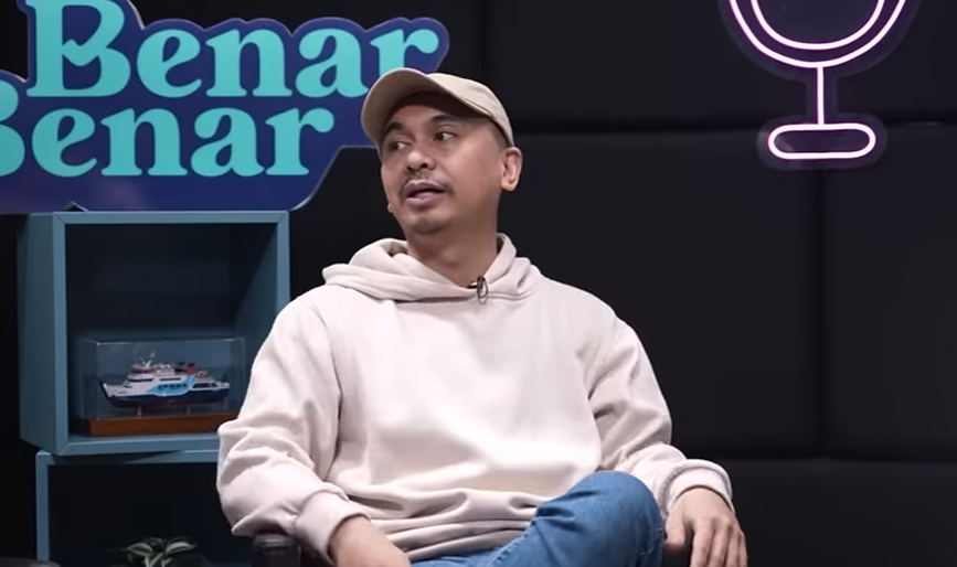 Raditya Dika Cinta Sandal Jepit Rp26 Ribu Padahal Gaji Ratusan Juta