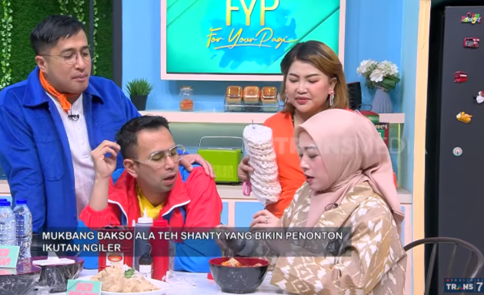Teh Shanty Ngeracik Saus Lombok di Bakso, Ekspresi Raffi Ahmad Disorot