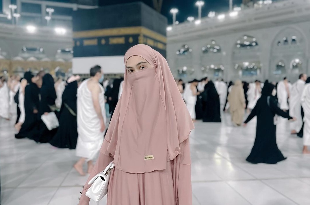 Ria Ricis Akui Dosa-dosanya di Depan Kakbah 