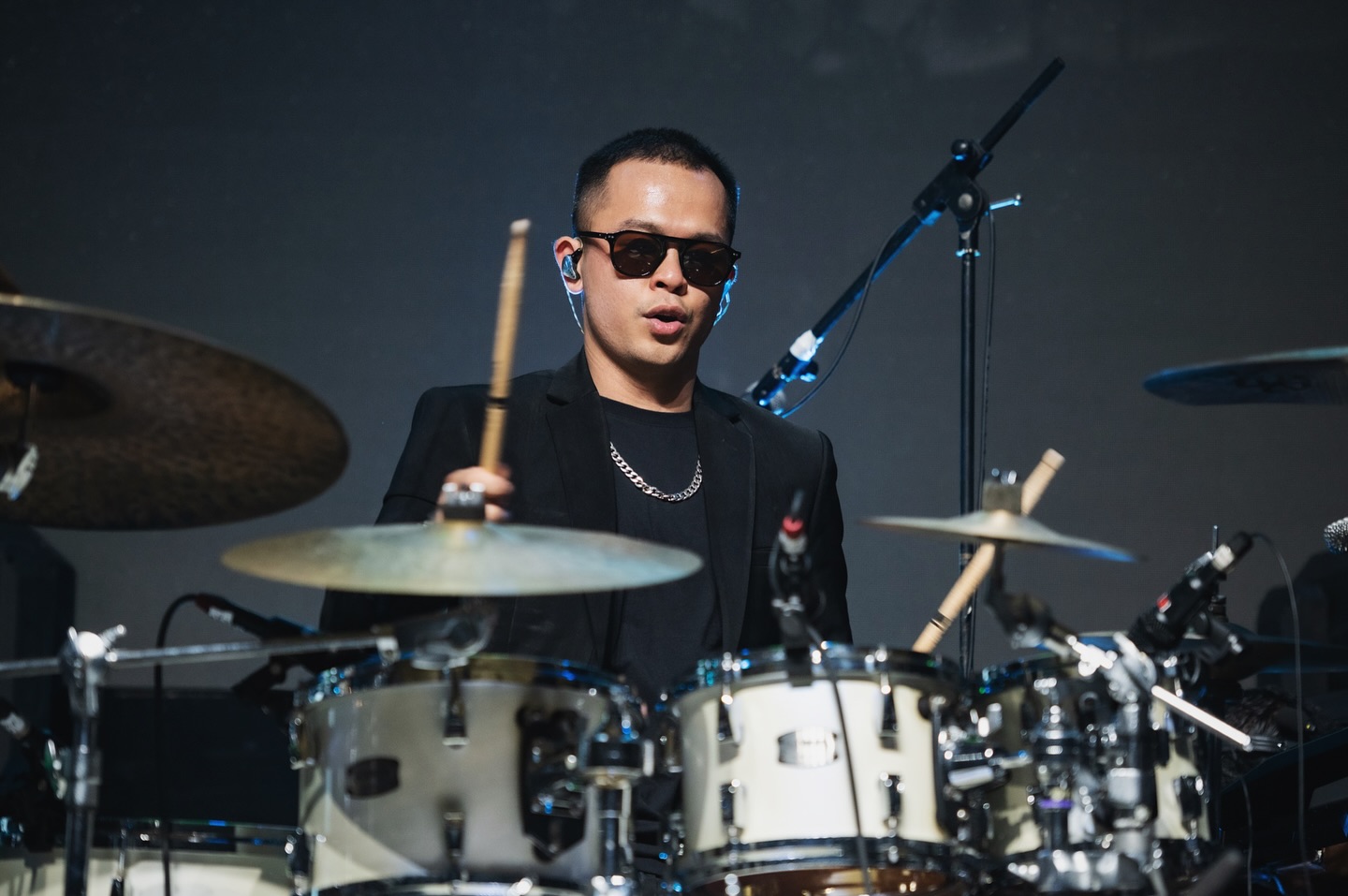 Drummer NOAH Rio Alief Gandeng Kekasih Baru, Beda 9 tahun