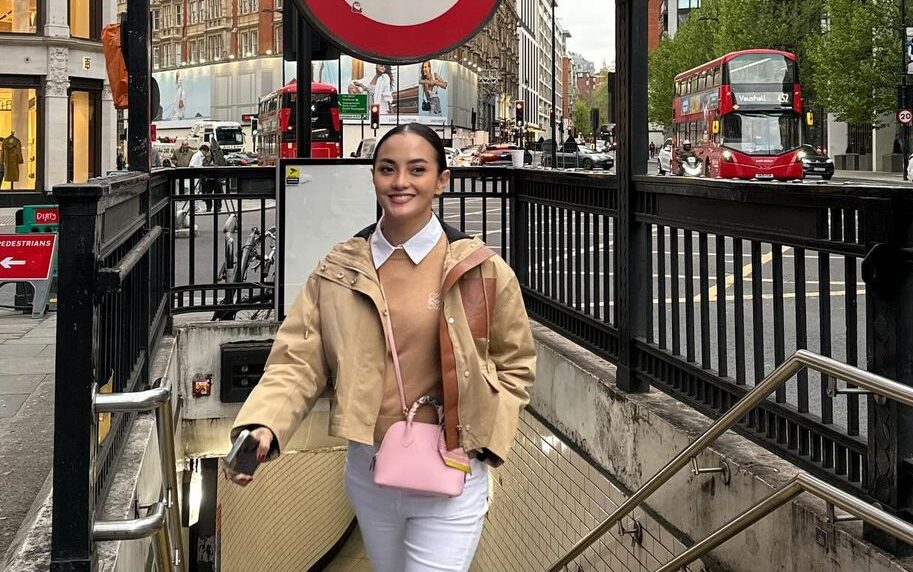 Ririn Ekawati Liburan ke Inggris Bareng Ibnu Jamil Pakai Tas Mewah Seharga Rp 89 Juta