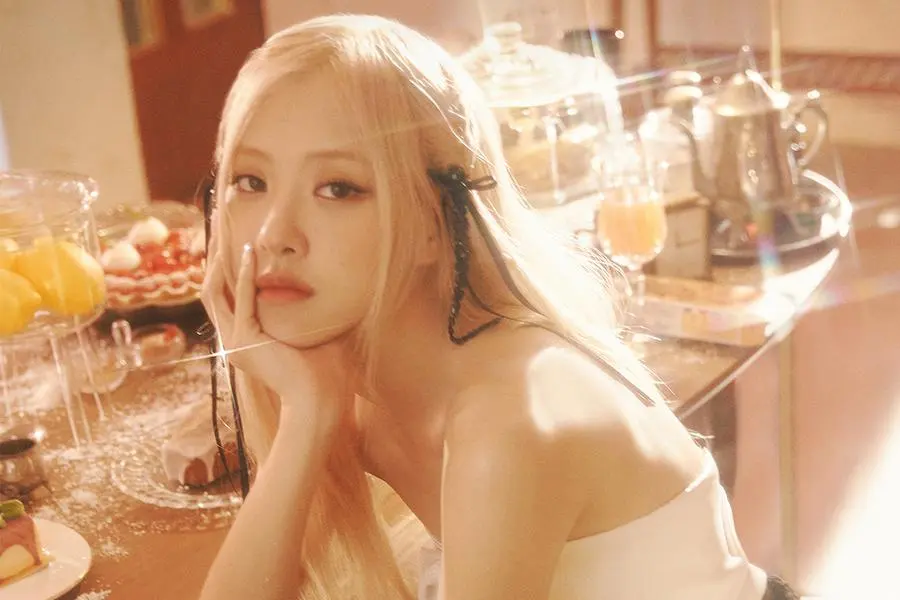 Bikin Terharu, Rose BLACKPINK Pajang Angklung Hadiah dari Fans Indonesia