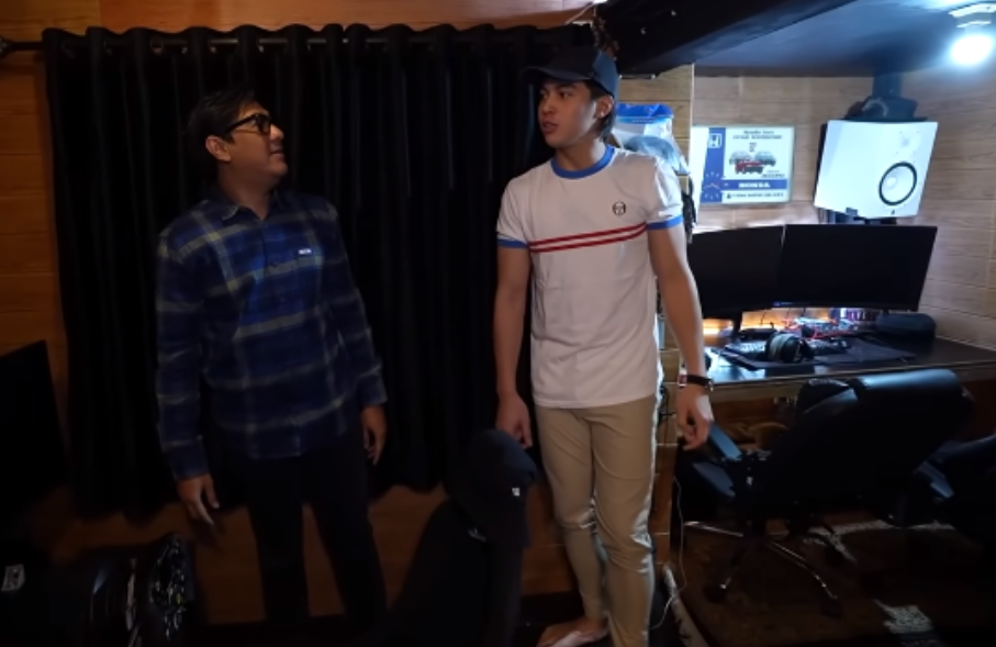 Nyamannya Rumah El Rumi, Mewah dengan Simulator Mobil Balap