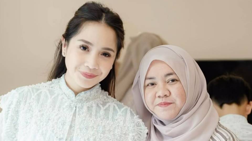Ditodong Selfie Sama Mbak Lala, Nagita Slavina Pakai Jaket Chanel Rp110 Juta