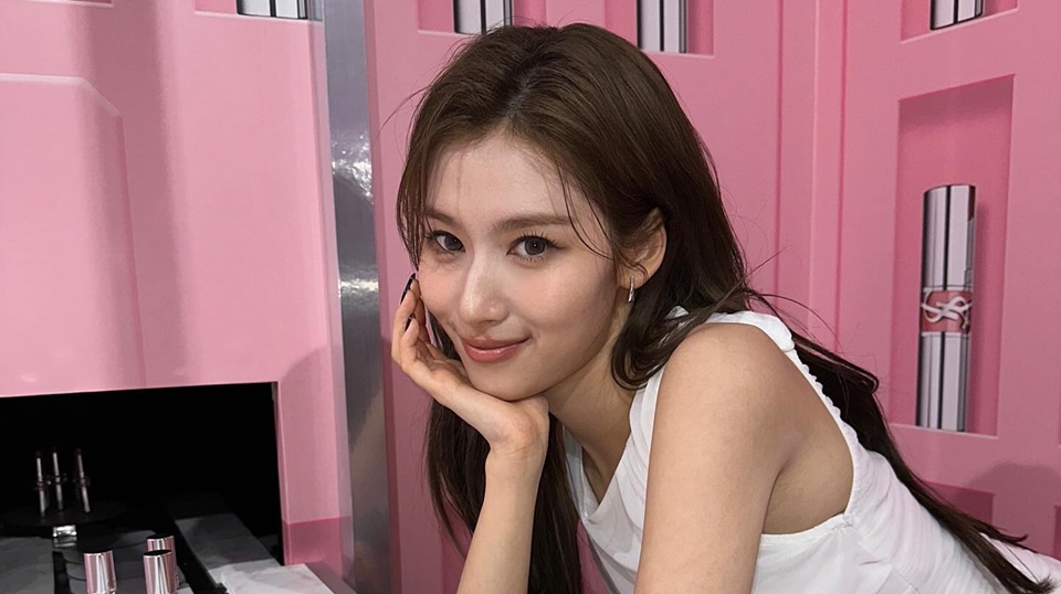 Sana TWICE Diam-Diam Traktir Fans Makan