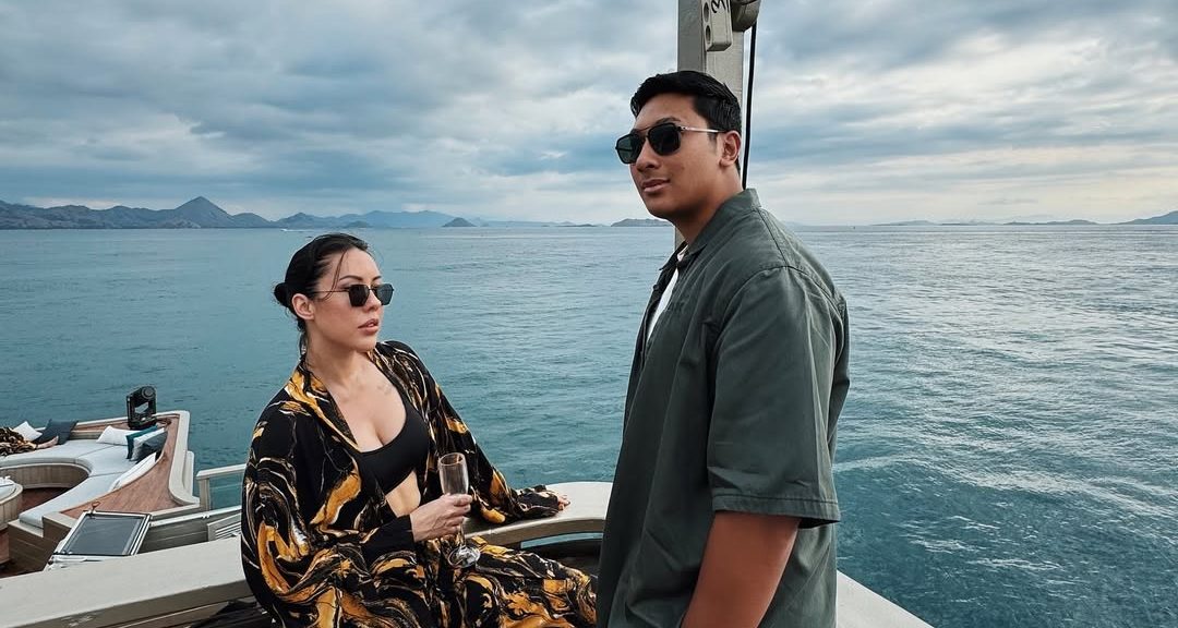 3 Potret Darma Mangkuluhur Kondangan Bareng Kekasih di Nikahan Keluarga Cendana